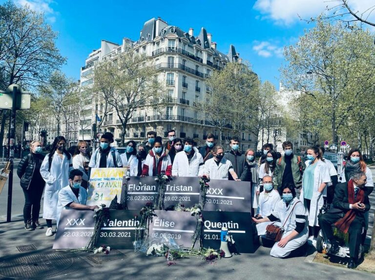 Cinq suicides d’internes en 2021&nbsp;: hommage silencieux devant le ministère de la Santé, l’épuisement professionnel en cause
