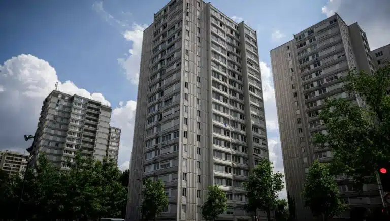 Dernière visite…18h30. Mme Torez, une vieille dame souffrante, bloc B, 5e gauche, appartement 509.